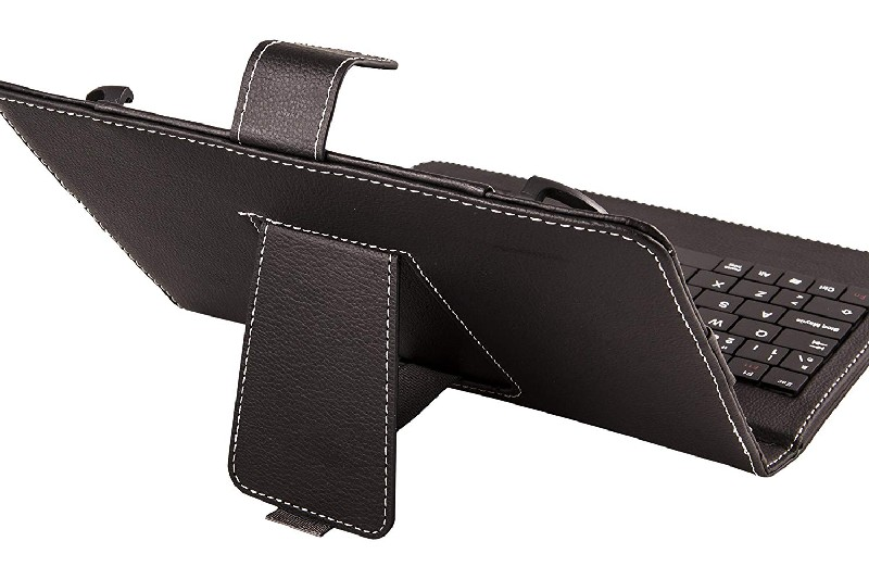 Funda para tableta negra con teclado y soporte, costuras blancas.