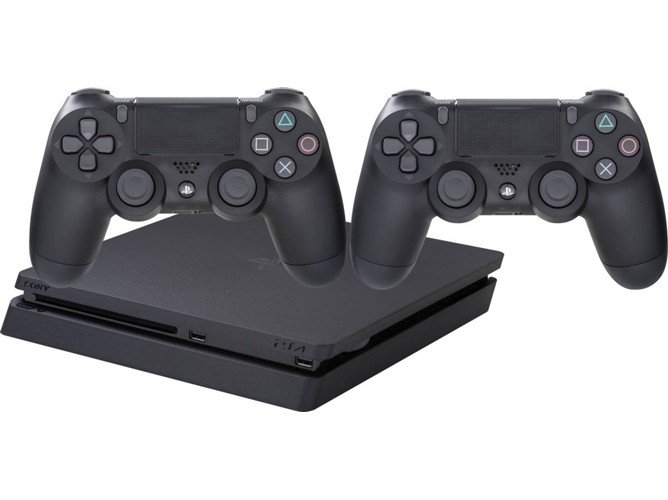 Consola PS4 negra y dos mandos negros, en ángulo sobre fondo blanco.