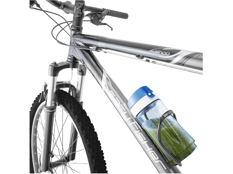 Szürke kerékpár, melyen egy zöld-kék kulacsot tartó kulacstartó van. Fehér háttér.