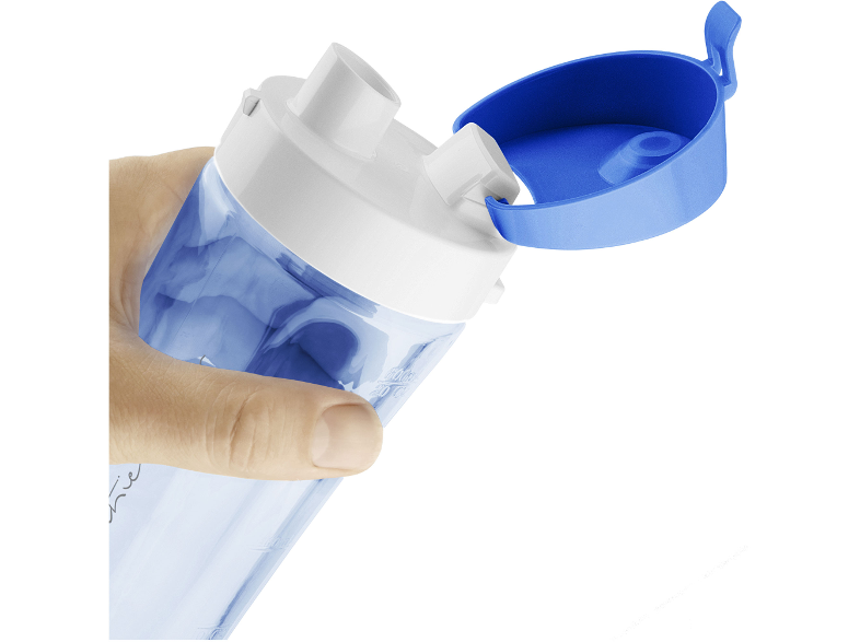 Egy kéz egy kék-fehér kulacsot tart, nyitott fedéllel. Fehér háttér.