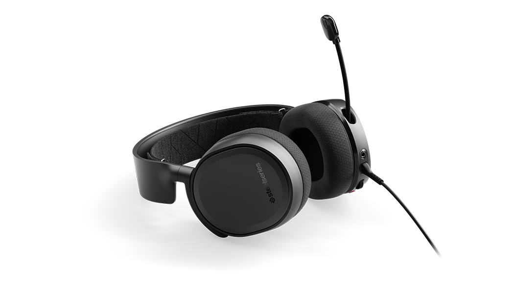 Mikrofonlu siyah SteelSeries oyun kulaklığı, beyaz zemin.