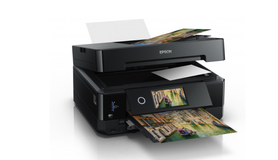 Schwarzer Epson-Drucker mit herauskommenden Papieren. Er druckt ein Foto einer Kanalszene.