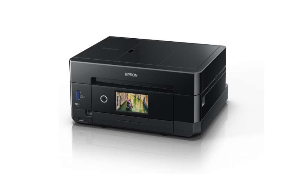Ein schwarzer Epson-Drucker mit Bildschirm, der ein Bild anzeigt. Es ist auf weißem Untergrund.