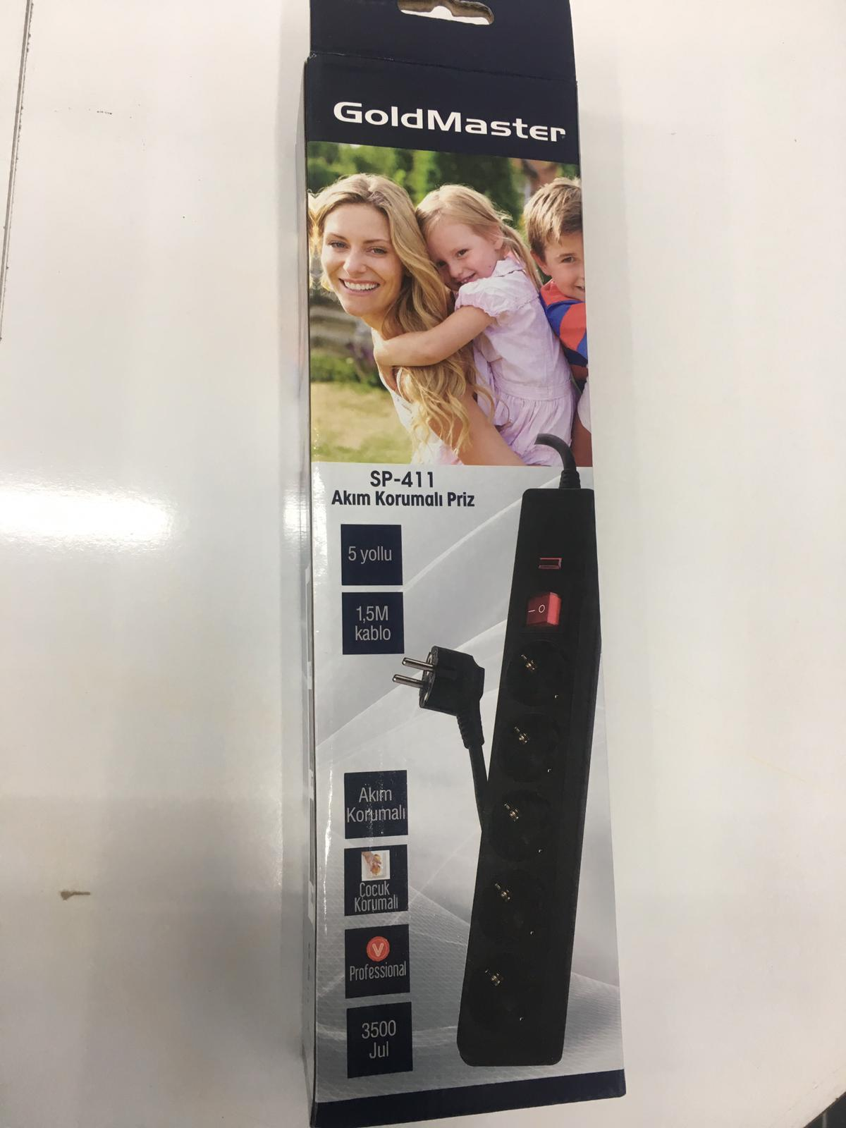 Bir kadın ve iki çocuğun fotoğrafının bulunduğu kutu. Kutuda bir priz şeridi var.