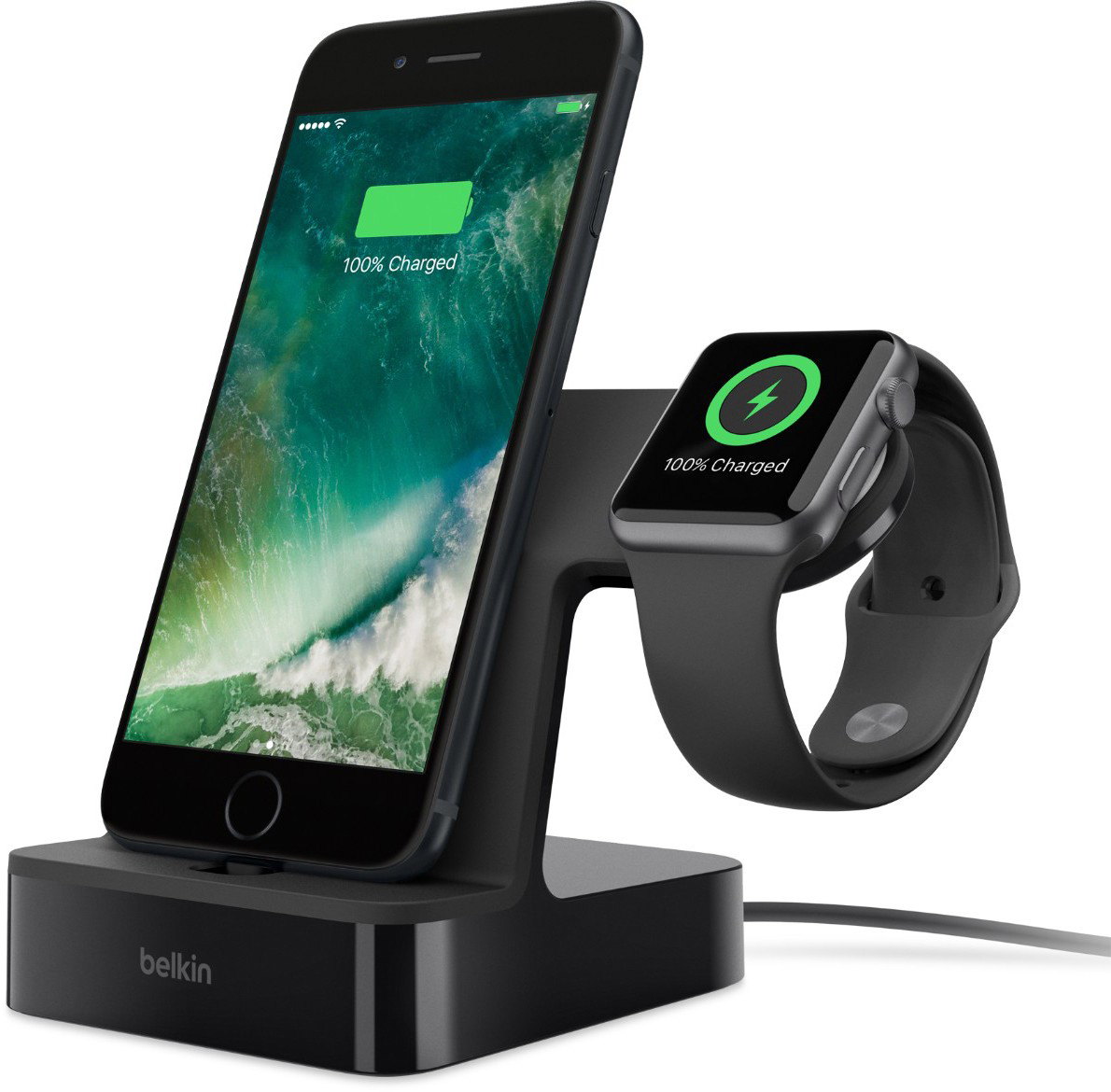 Eine schwarze Ladestation mit einem iPhone und einer Apple Watch, beide zeigen 100% geladen auf weißem Hintergrund.