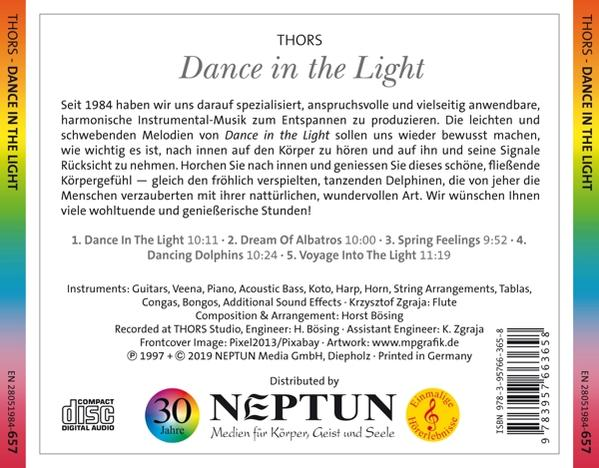 CD-Cover mit Text in mehreren Sprachen. Der Hintergrund ist ein farbenfroher Farbverlauf.