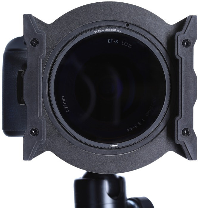 Zwarte cameralensfilter op een statief. De filter heeft tekst en een zwart frame.