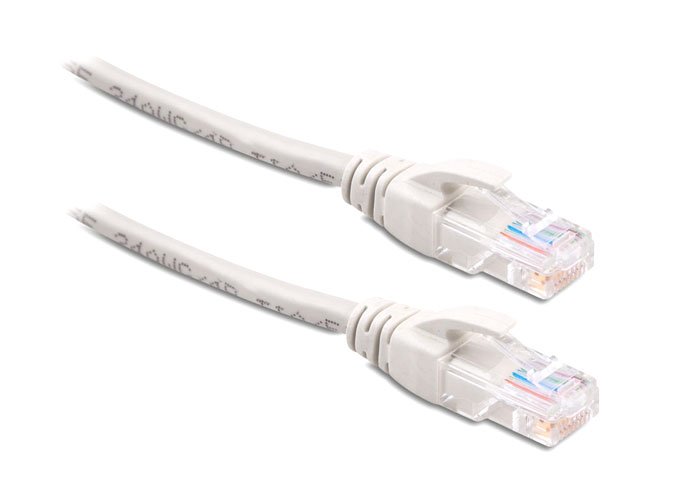 İki beyaz Ethernet kablosu. Konnektörler, renkli tellerle şeffaftır. Beyaz arka plan.