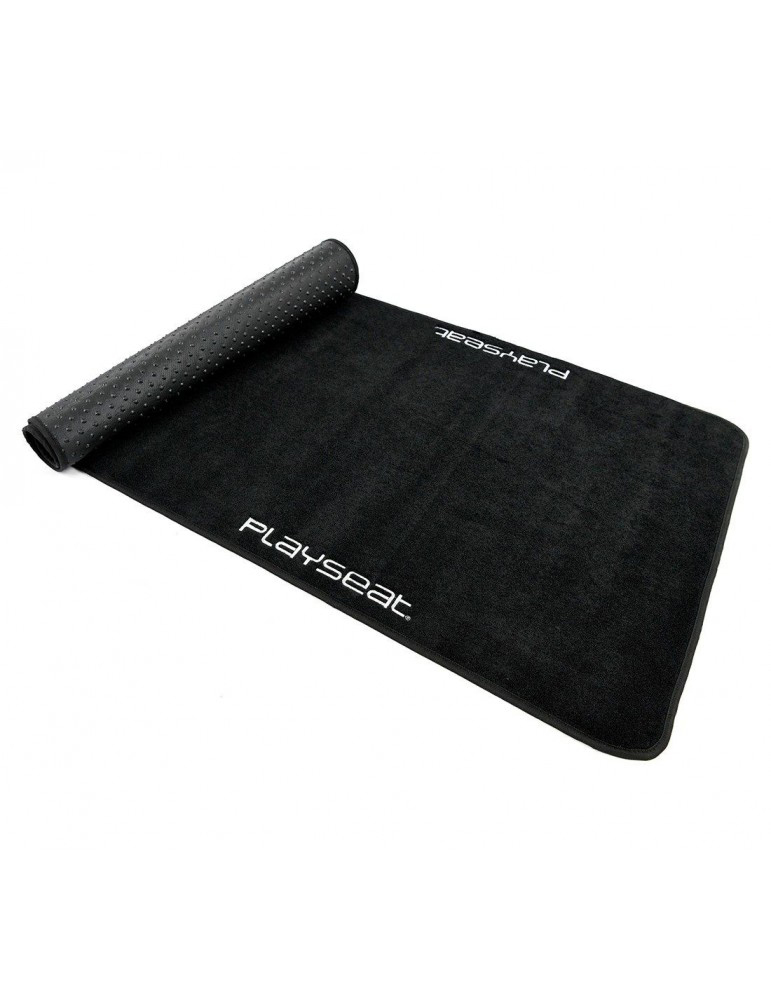Schwarze Playseat-Matte oben aufgerollt, mit dem Markennamen in Weiß aufgedruckt.