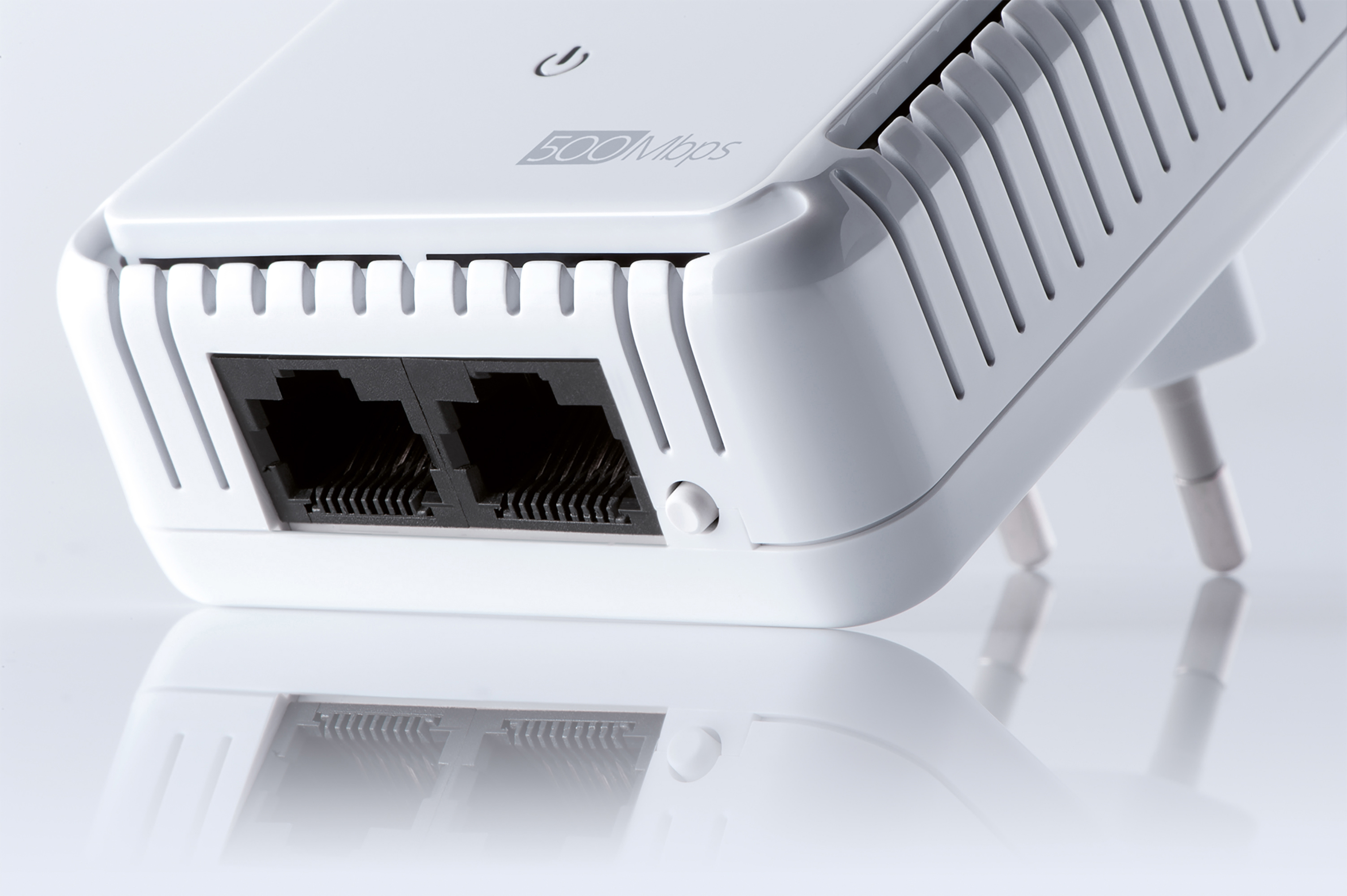 Weißer Netzwerk-Extender mit zwei Ethernet-Anschlüssen und einem Netzstecker. Er hat einen Ein-/Ausschalter und Lüftungsschlitze.