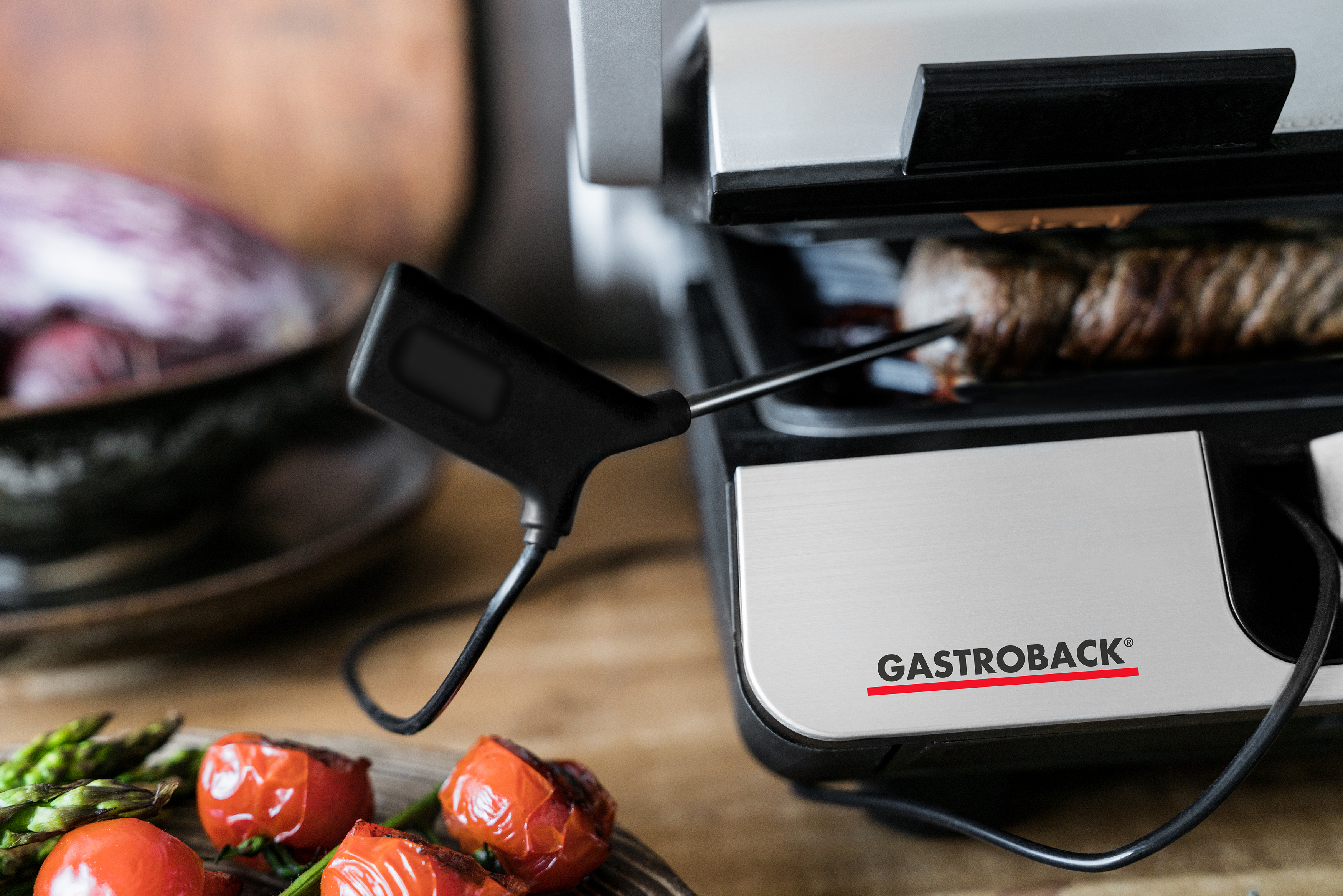 Grill mit Steak, Thermometer und Gemüse. Der Markenname ist Gastroback.