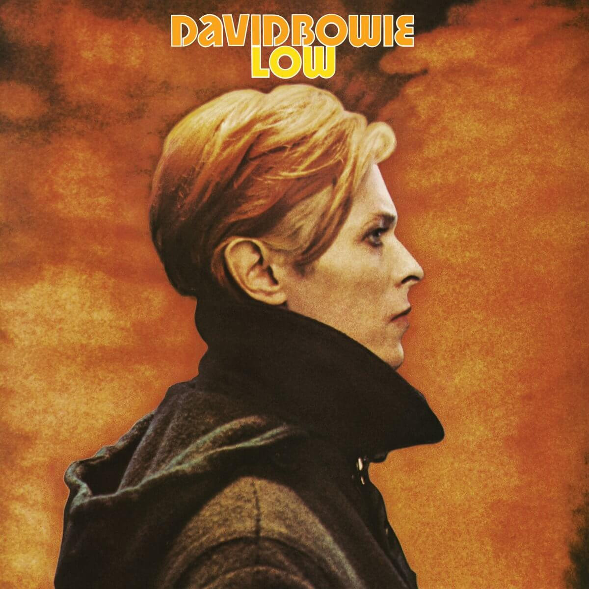 Pochette d'album : Portrait de David Bowie, vue de profil. Fond orange et marron. Titre : Low. Il porte un manteau noir.