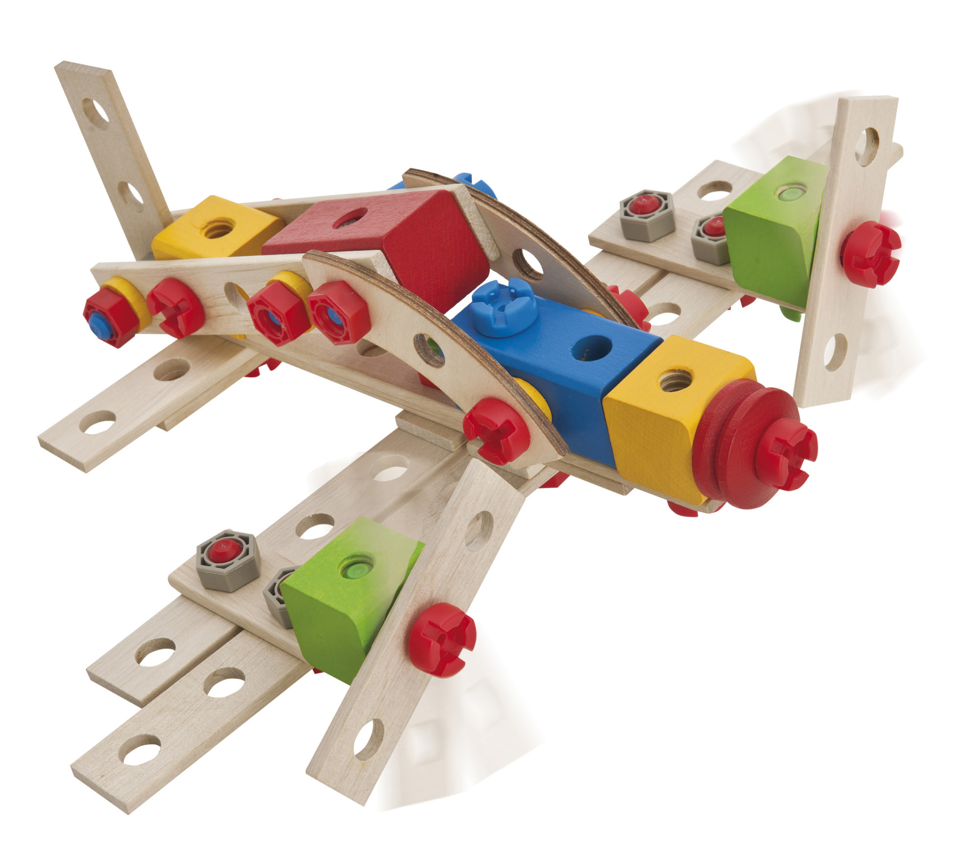 Ein Holzspielzeug-Flugzeug aus Holzblöcken, Schrauben und Muttern auf weißem Hintergrund.