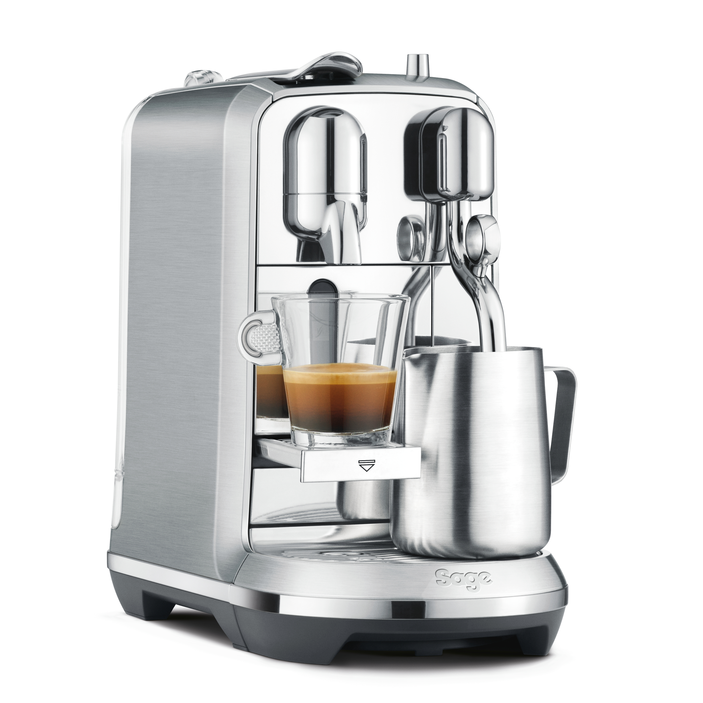 Silberne Kaffeemaschine mit Espresso-Glas und Milchaufschäumer, isoliert auf weiß.