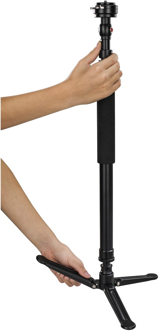 Mains ajustant les pieds d'un trépied noir.