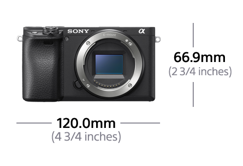 Schwarze Sony Kamera, zeigt das Objektiv und Abmessungen, 6,6cm hoch und 13cm breit.