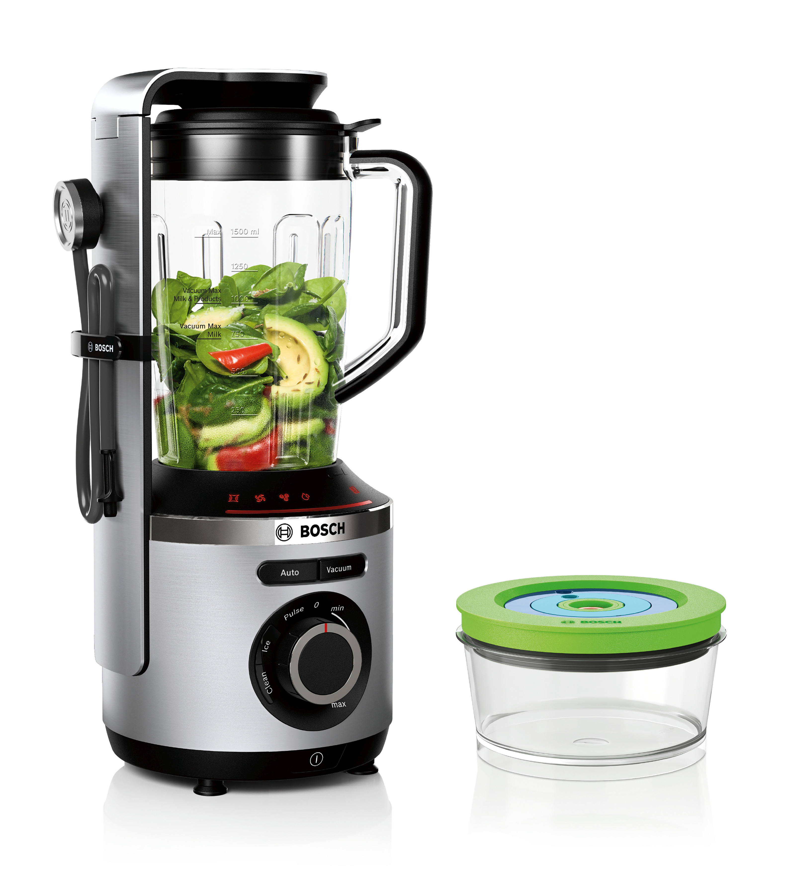 Mixer mit grünen Zutaten und Vakuumbehälter. Der Mixer ist silberfarben, mit schwarzen Akzenten und Bosch-Logo.
