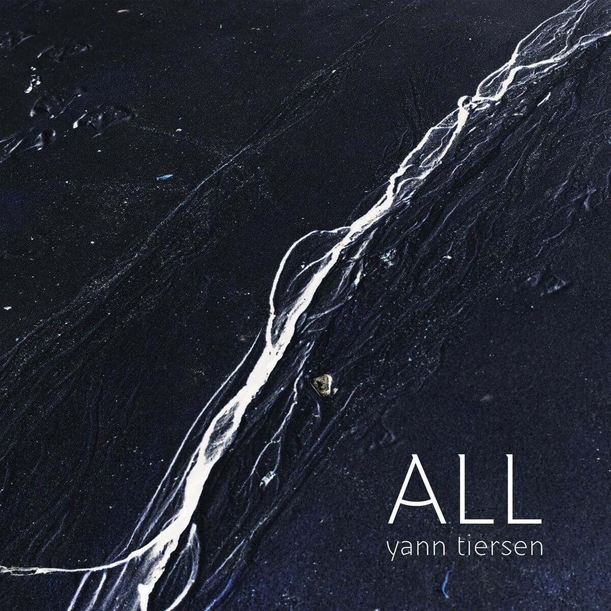 Pochette d'album : fond noir avec des lignes blanches et le mot « ALL » en blanc. L'artiste est Yann Tiersen.