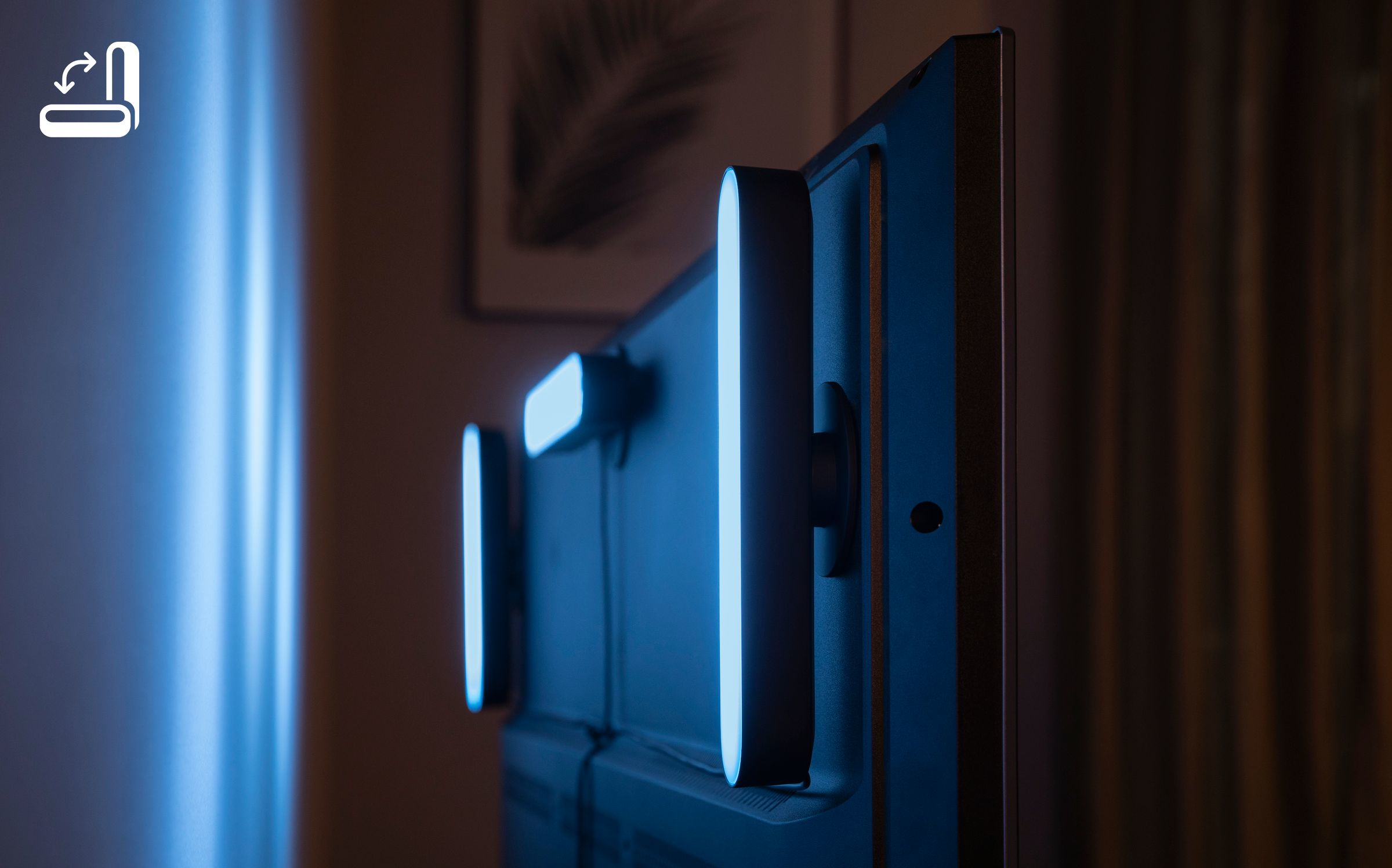 Una TV a parete con luci.