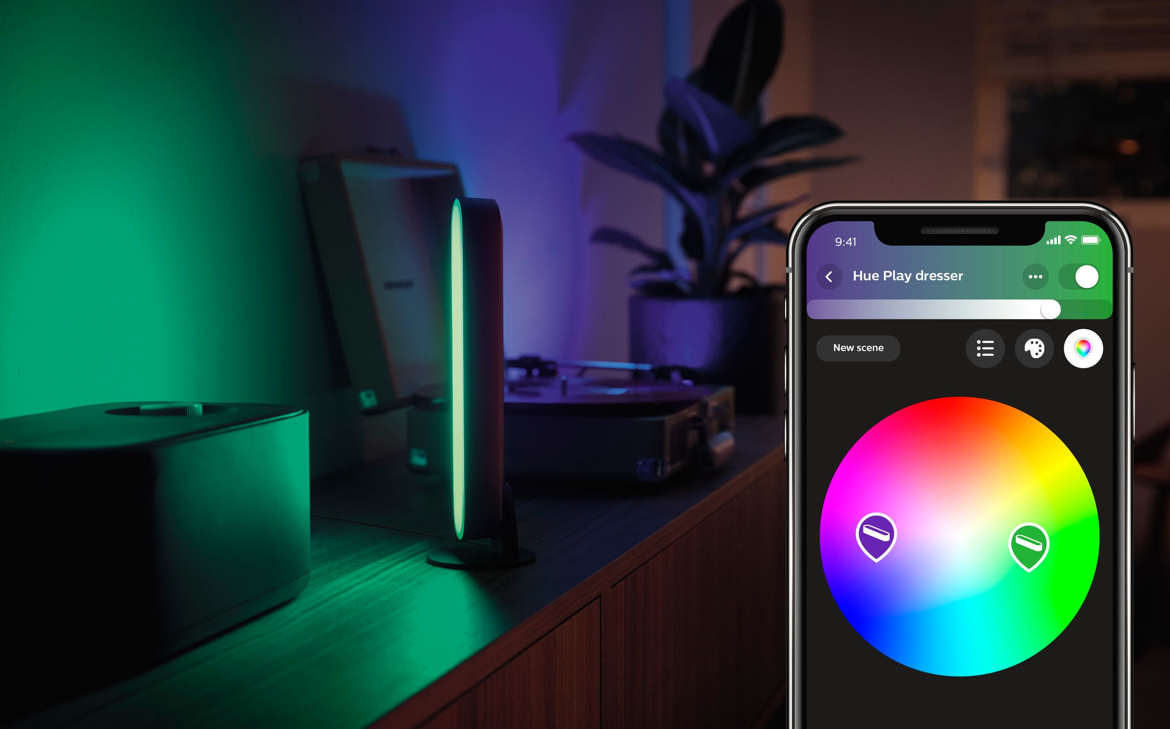 Configurazione smart home con un telefono che mostra una ruota dei colori e luce verde.