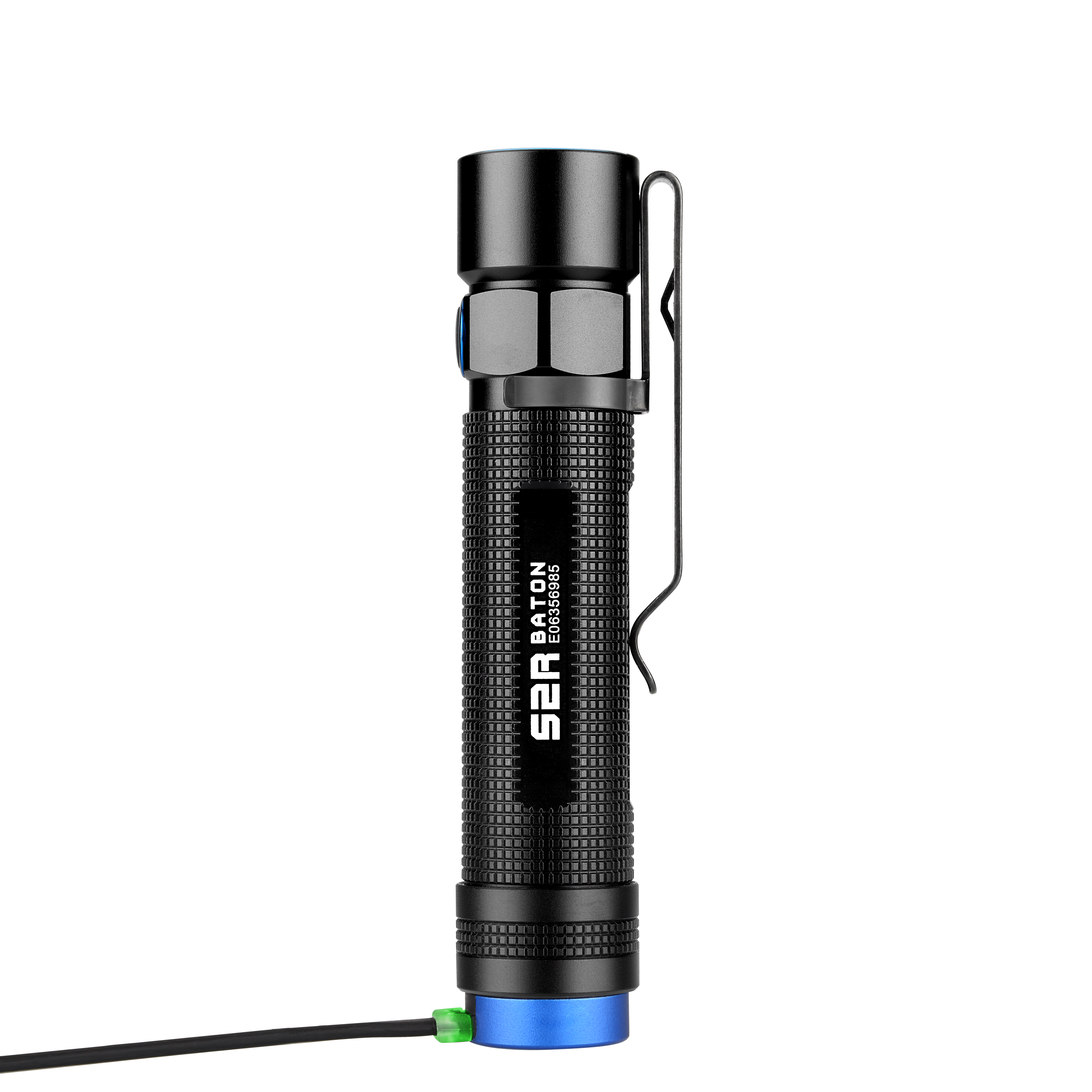 Schwarze Taschenlampe mit Clip und Ladeanschluss, auf weißem Hintergrund.