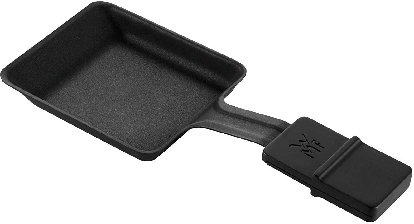 Ein schwarzer Raclette-Pfanne mit rechteckiger Kochfläche und Griff mit Logo.