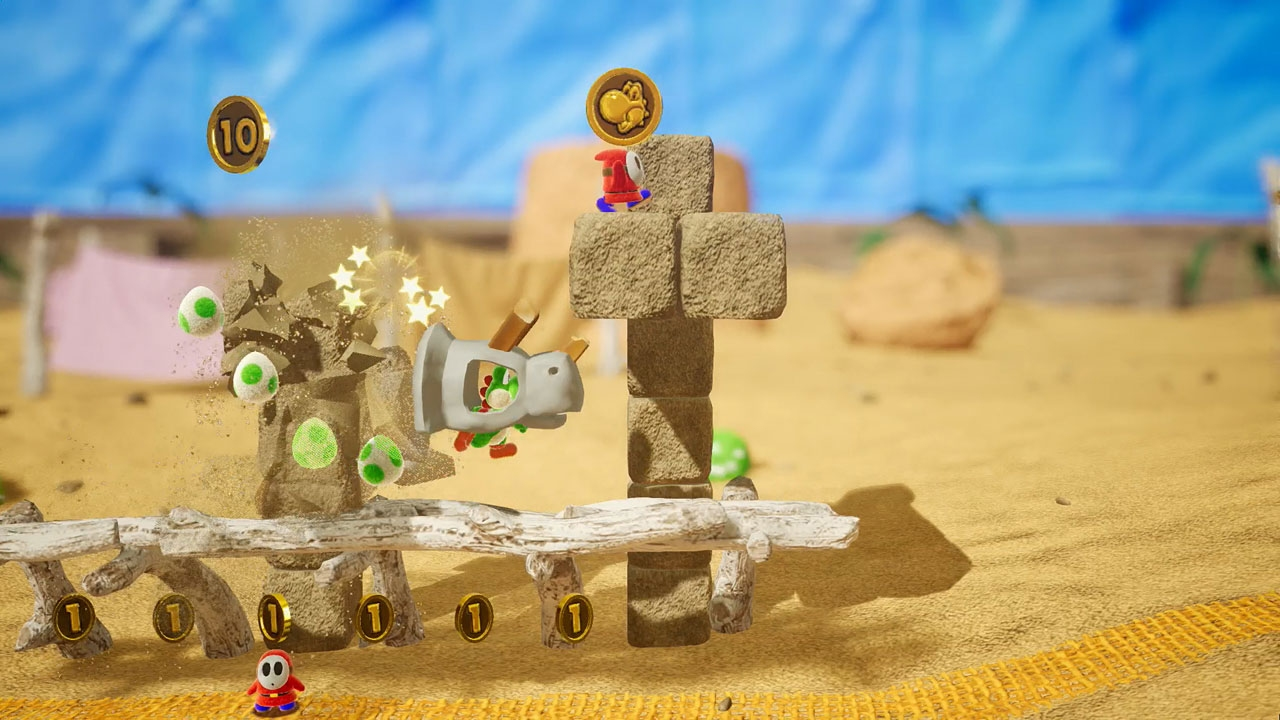 Yoshi in una scena di videogioco. Sta distruggendo blocchi, monete e uova volano. Sfondo sabbioso.