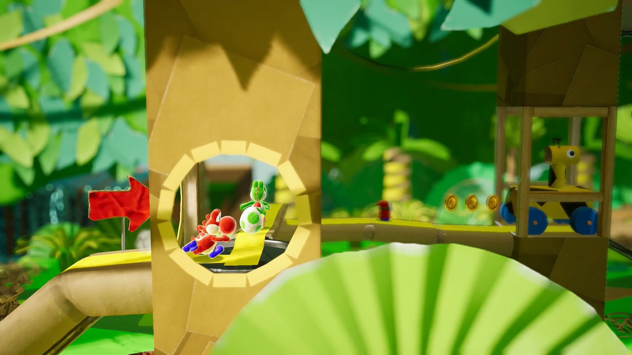 Yoshi e un personaggio rosso in un ambiente di casa sull'albero, con monete e un robot giallo visibili.