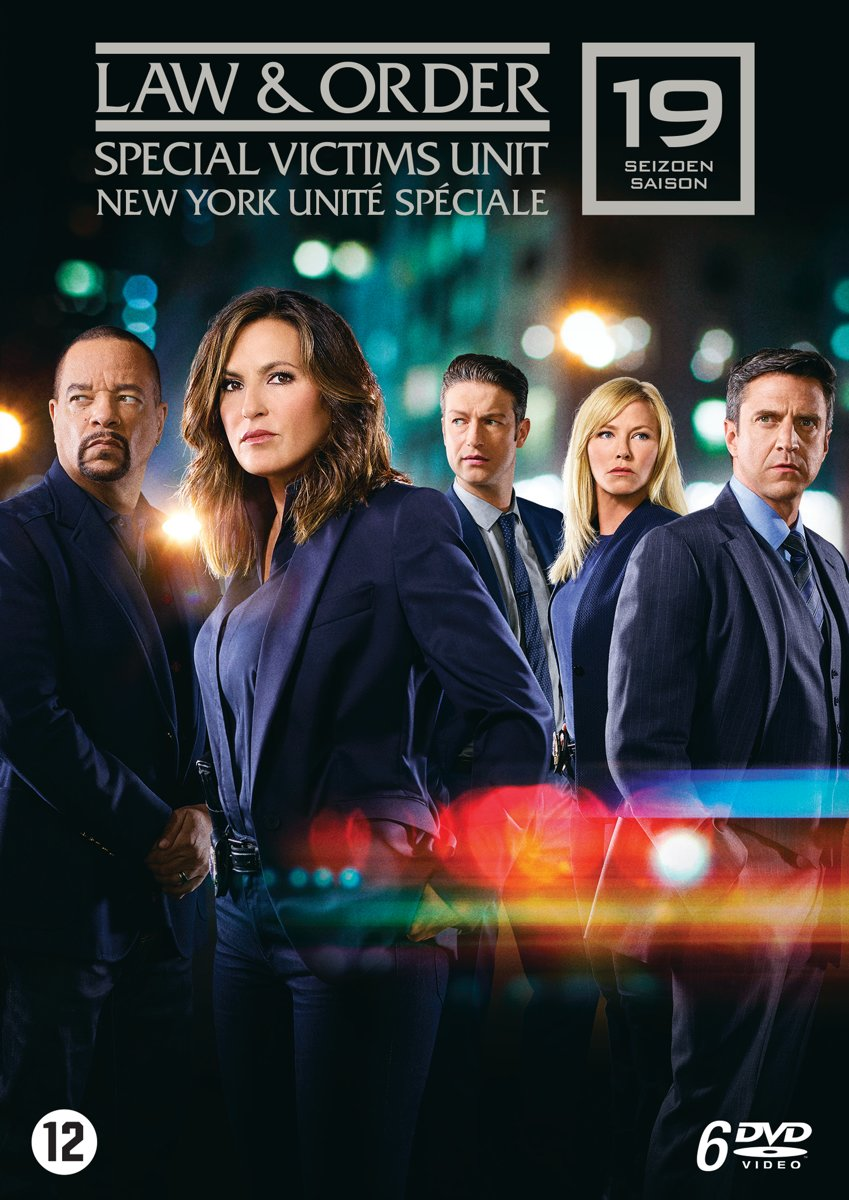 DVD-hoes van Law & Order, met vijf acteurs in pakken. De titel is zichtbaar.