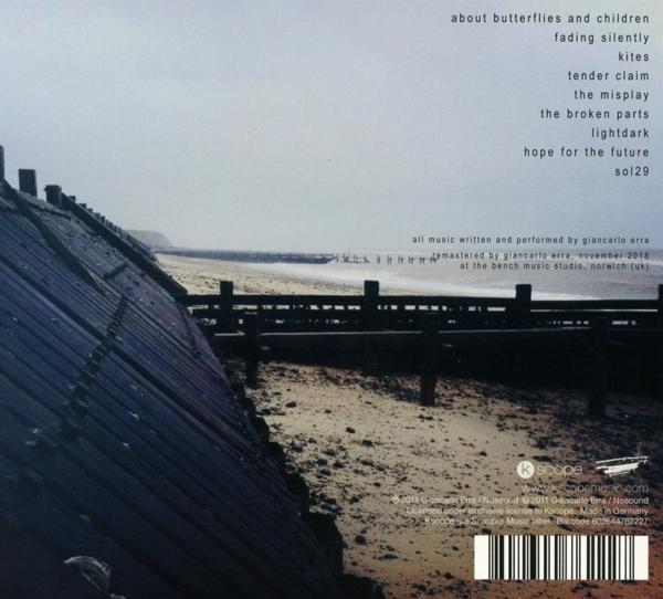 Rückseite einer CD-Hülle. Der Einband befindet sich auf einem Holzsteg mit Text.