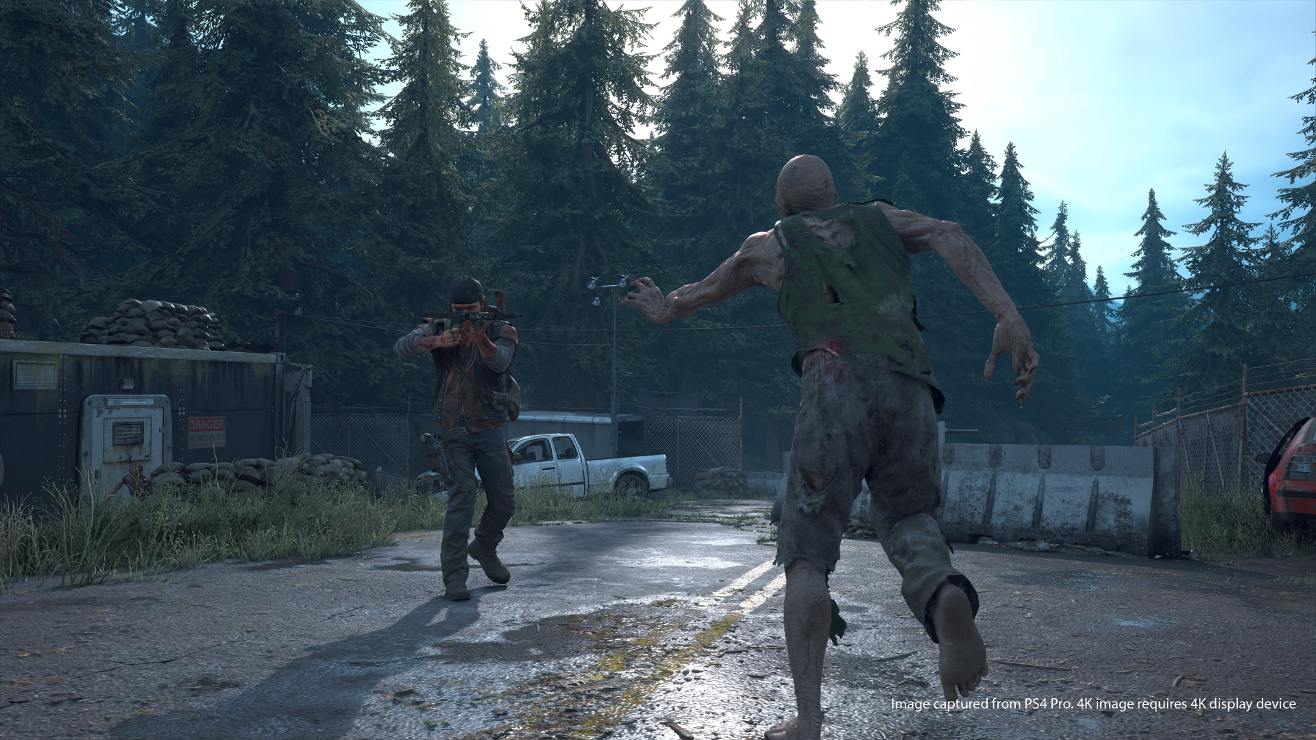 Ein Zombie greift einen Mann mit einer Waffe in einer Waldumgebung an. Bild aus einem Videospiel.