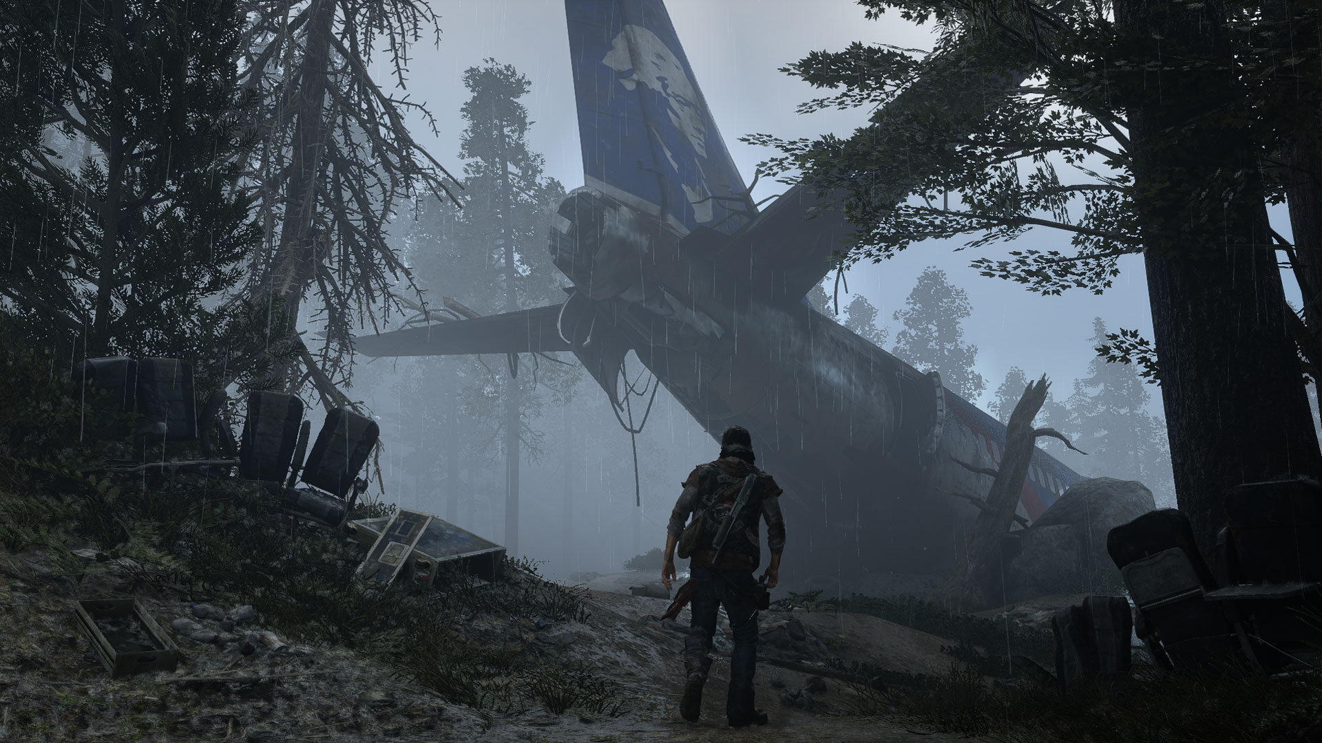 Ein Mann geht auf ein abgestürztes Flugzeug im Wald zu, es regnet. Bäume und Trümmer umgeben es.
