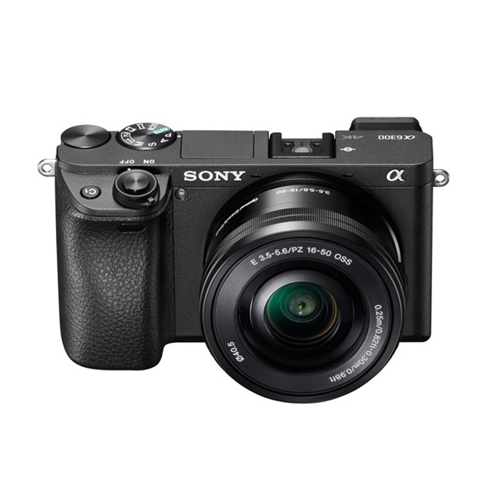 Schwarze Sony Kamera mit Objektiv, Knöpfen und Bildschirm. Sie befindet sich auf weißem Hintergrund.