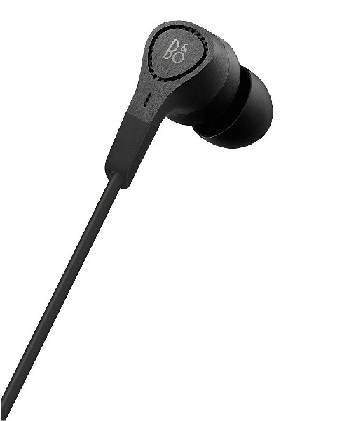 Auriculares internos negros con el logotipo de B&O, con un cable negro que se extiende hacia abajo.