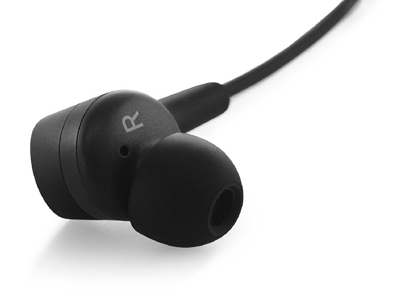 Auriculares negros, primer plano. El auricular derecho tiene una 'R'. Fondo blanco.