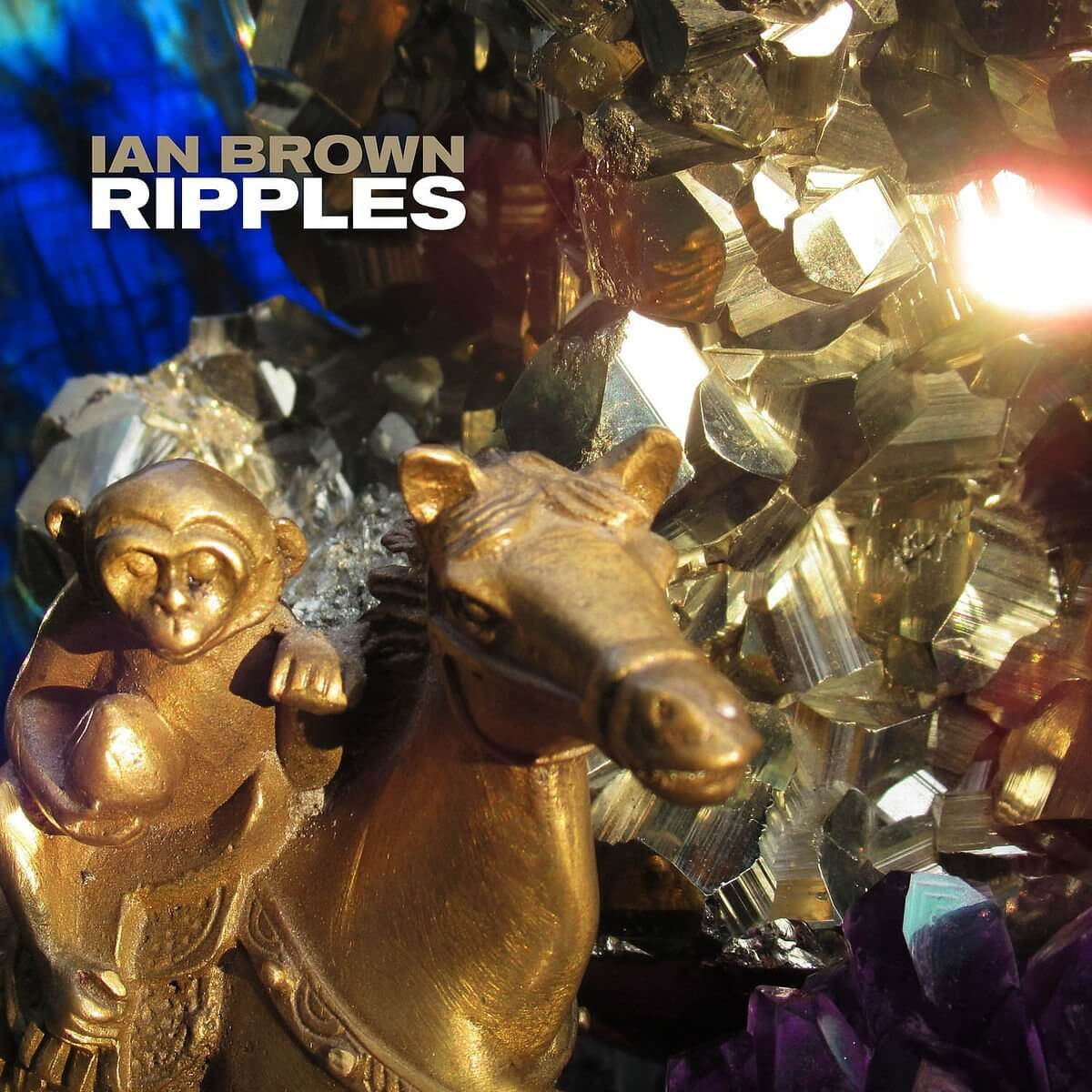 Pochette d'album avec des statues dorées d'un singe et d'un cheval. Le titre est 'Ripples' de Ian Brown.