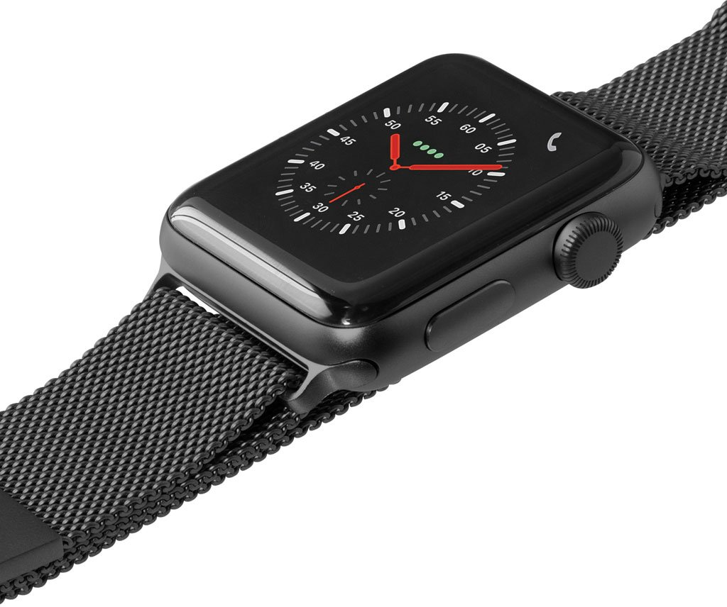 Apple Watch noire avec bracelet en métal noir. Affiche l'heure.