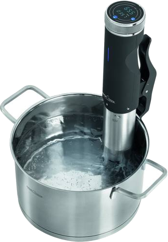 Sous vide készülék egy rozsdamentes acél edényben, vízzel.