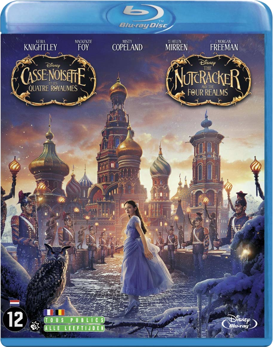 Couverture du film Casse-Noisette et les Quatre Royaumes, avec une femme en robe bleue dans une scène hivernale.