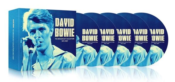 David Bowie albumset: een doos en meerdere cd's met zijn afbeelding en naam.