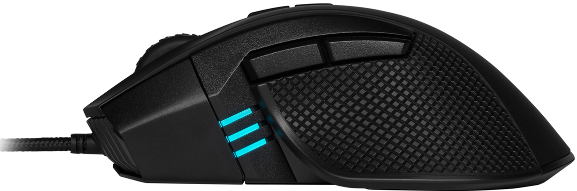 Schwarze Gaming-Maus mit Seitentasten und blauen Lichtern, Kabel angeschlossen. Schräge Ansicht.