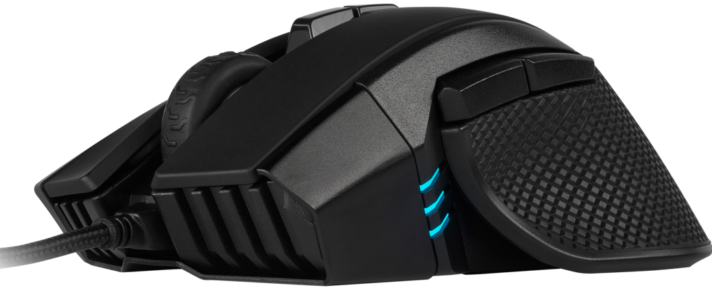 Schwarze Gaming-Maus mit blauen Lichtern, abgewinkeltes Design. Hat Seitentasten und strukturierter Griff.