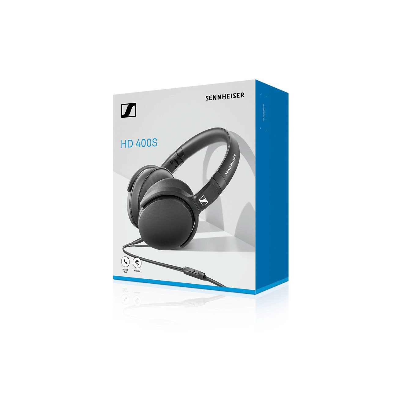 Ein verpacktes Set schwarzer Sennheiser HD 400S Kopfhörer auf weißem Hintergrund.