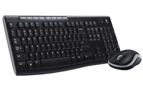 Conjunto de teclado y ratón negros. Fondo blanco.