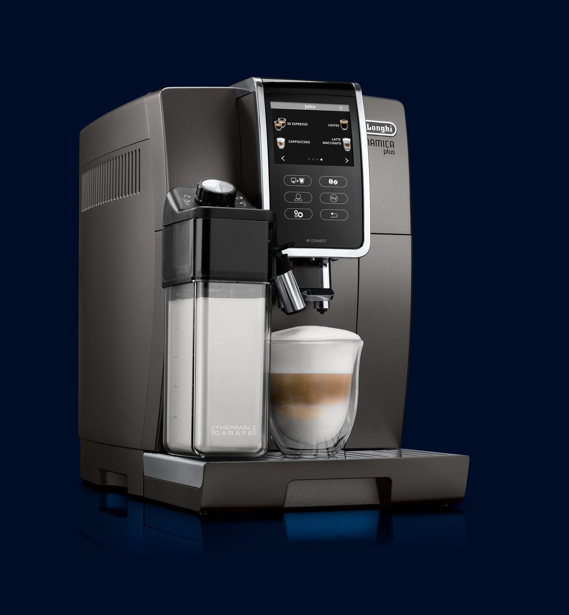 Graue De'Longhi Kaffeemaschine mit Milchbehälter und einem Glas geschichteten Kaffees. Blauer Hintergrund.