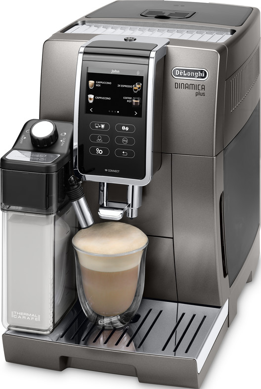 Kaffeemaschine mit Cappuccino im Glas. Graue Maschine mit Milchbehälter links.