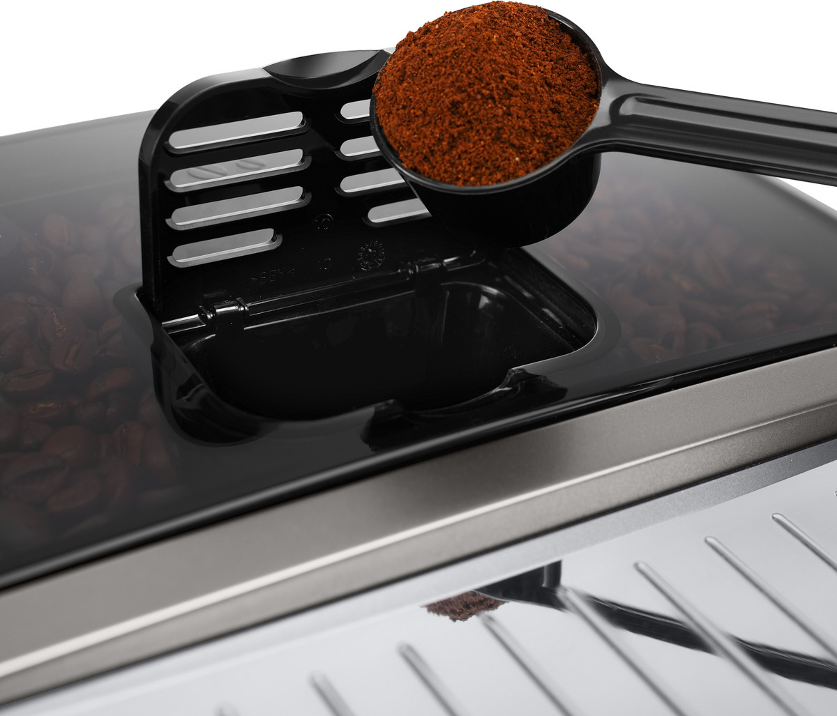 Kaffeepulver in einem schwarzen Löffel, über einem offenen Kaffeebehälter.