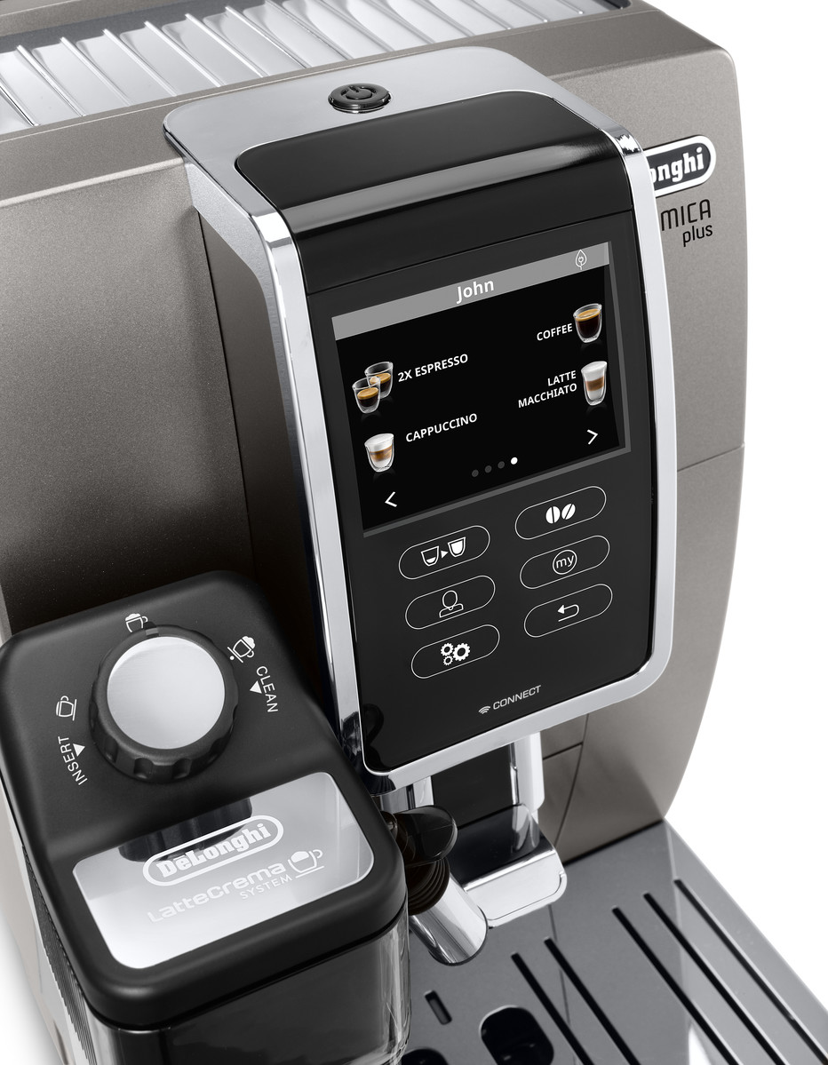 Eine graue Espressomaschine hat einen Touchscreen, der Kaffeeoptionen anzeigt. Links steht ein Milchbehälter.