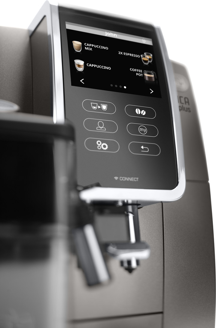 Nahaufnahme eines Kaffeeautomatenbildschirms. Der Bildschirm zeigt Optionen für Kaffeegetränke. Grauer Hintergrund.