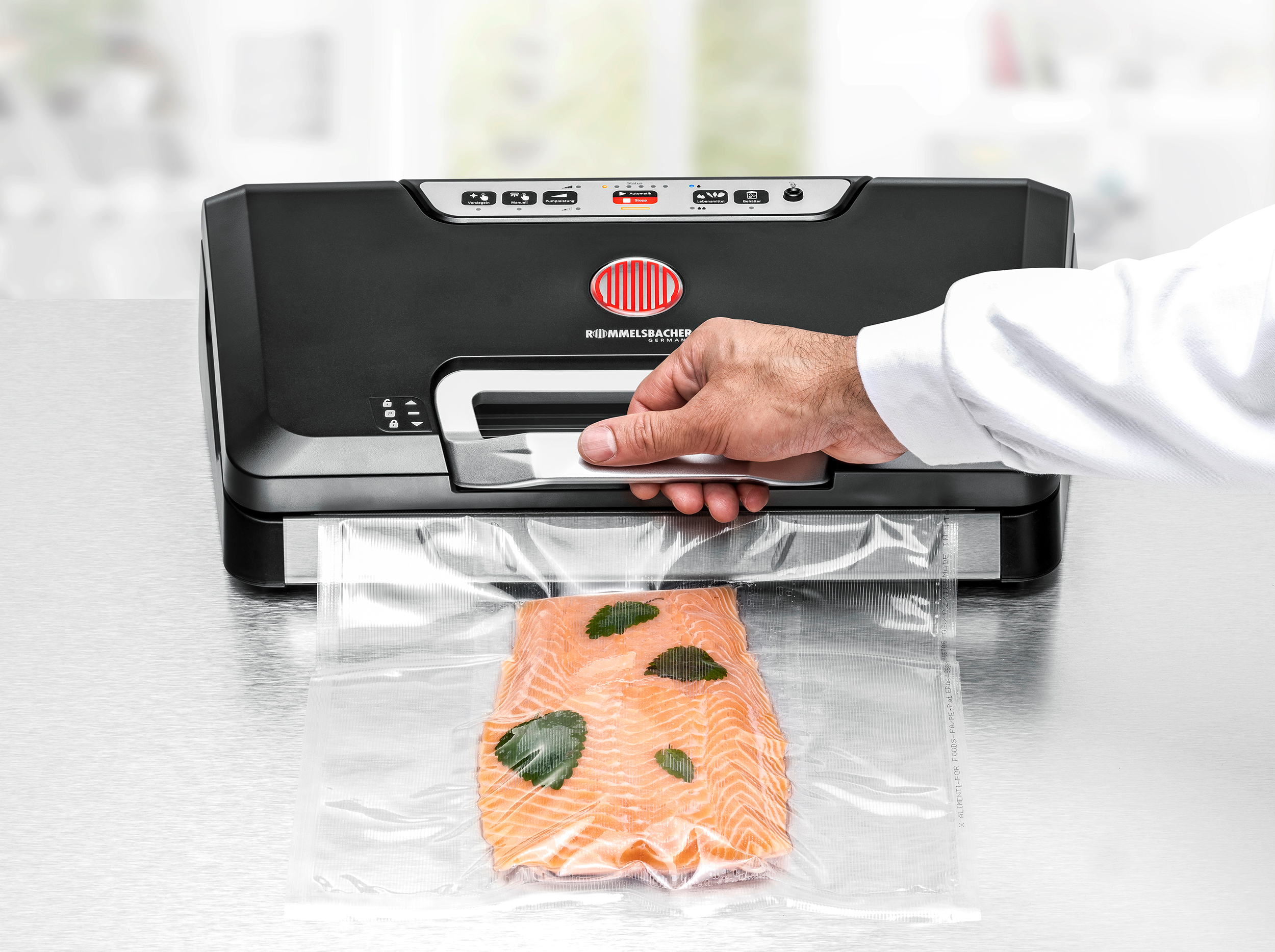 Eine Person, die ein Lachsfleisch in einer Vakuumversiegelungsmaschine versiegelt.